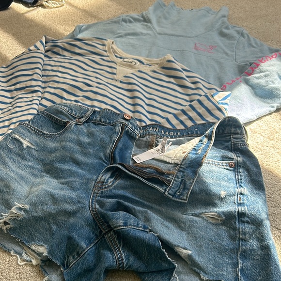 Cute bundle! AE shorts, top VV top - Picture 5 of 9